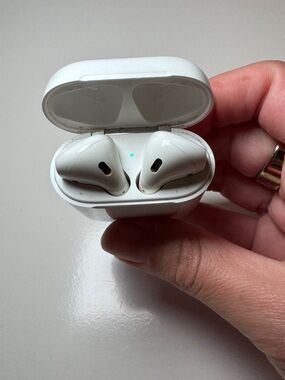 Apple AirPods Generation 2 White with Charging Case - NOT holding charge